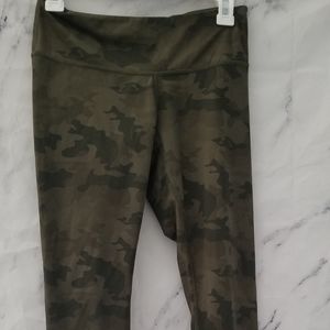 Lululemon size 6 camo cropped leggings